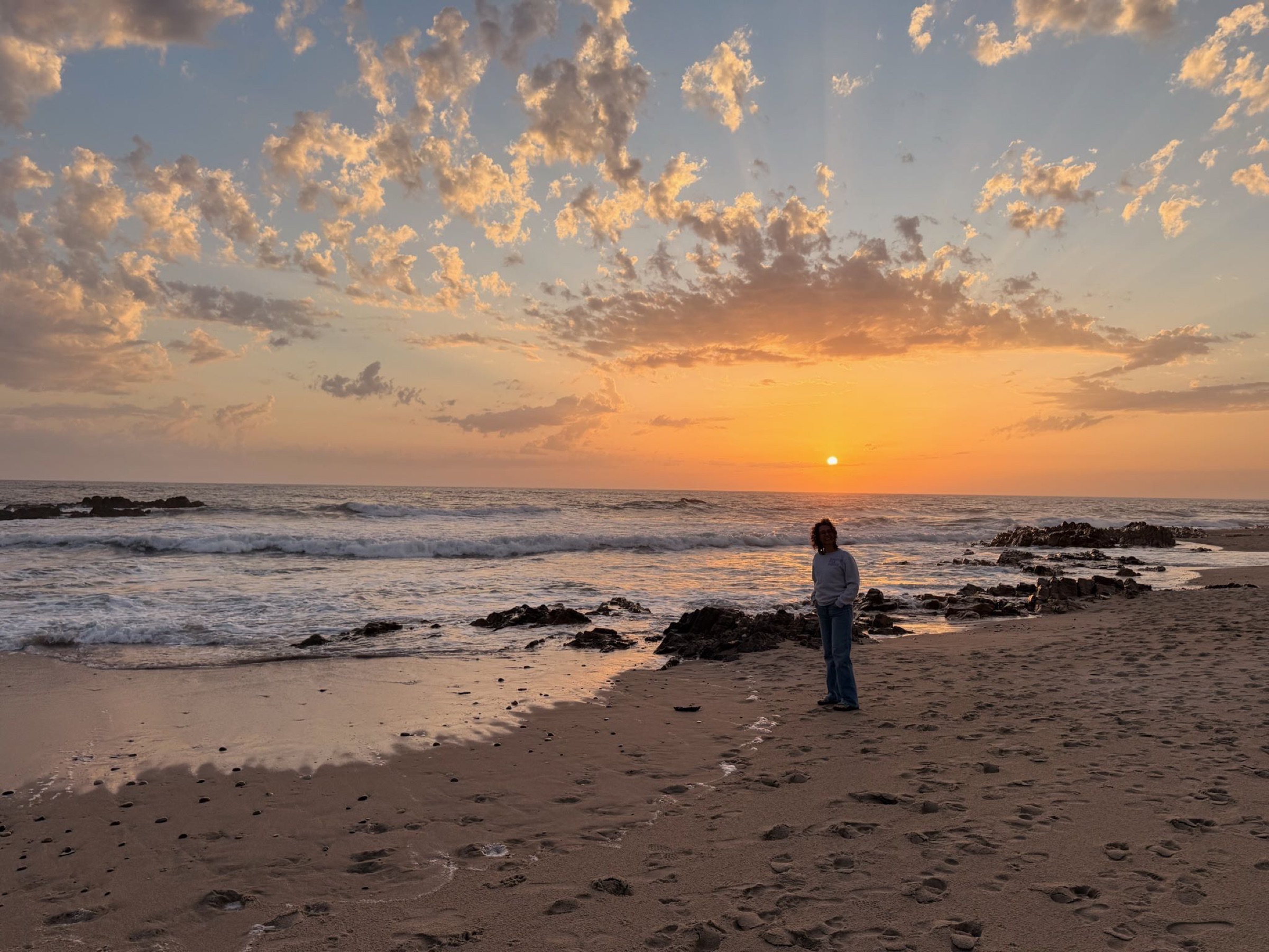 Het strand van Apúlia bij zonsondergang