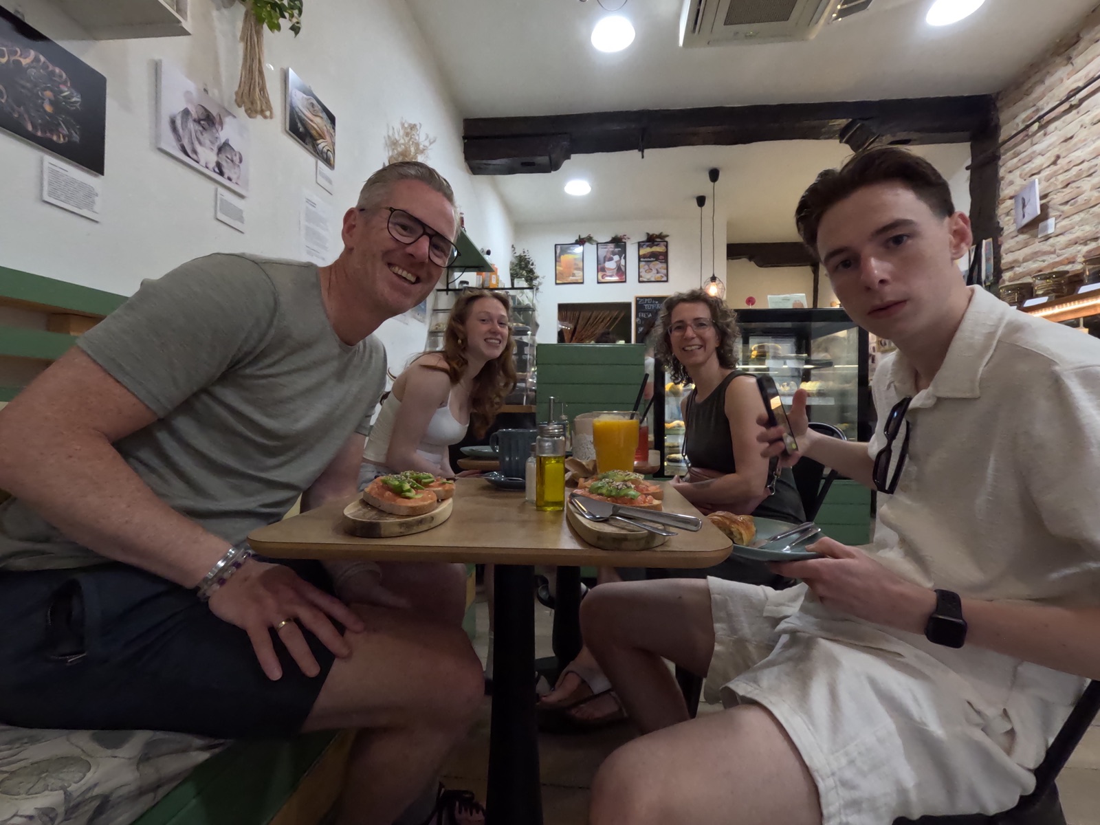 Het gezin aan tafel in een Bilbao-café