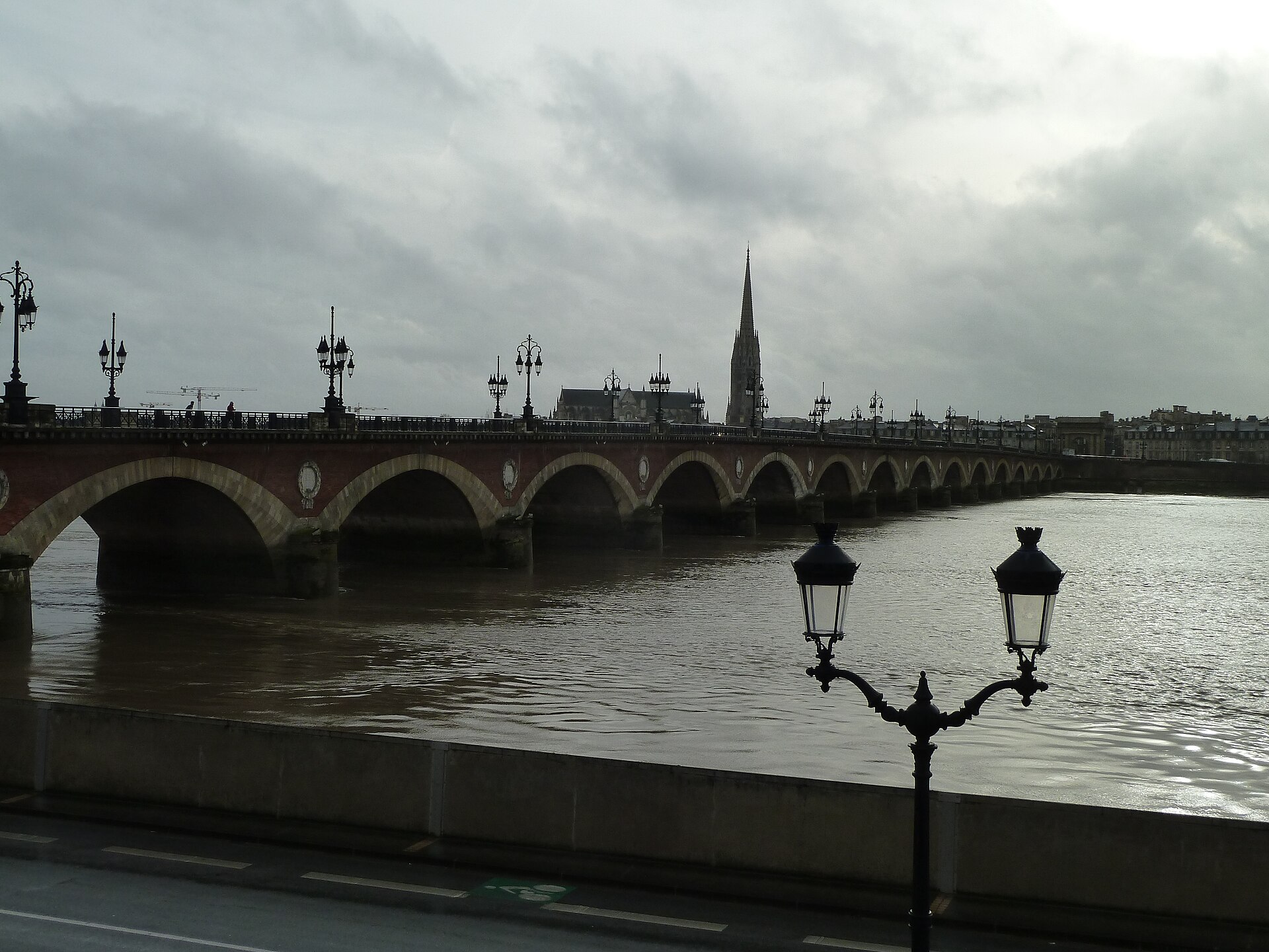 De Pont de Pierre over de Garonne
