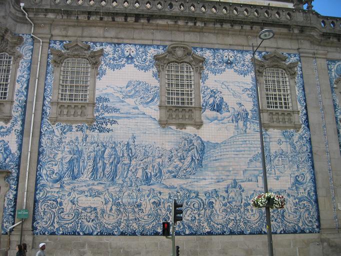 De azulejo-gevel van de Igreja do Carmo