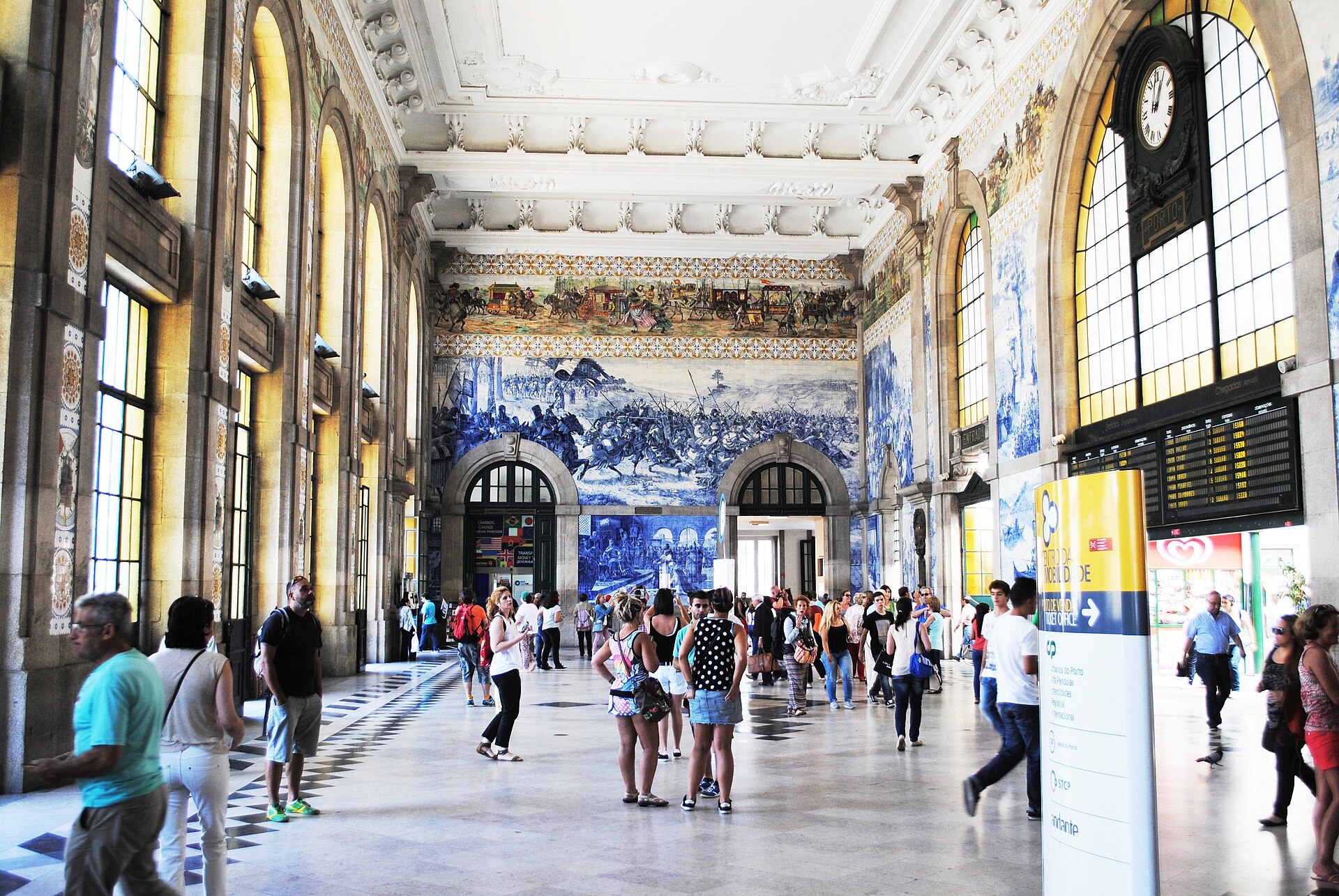 De stationshal van São Bento met azulejos