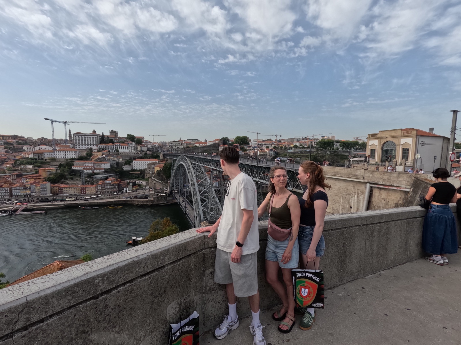 Olivier, Sophie en Jessica bij het muurtje boven de Dom Luís I-brug, Vila Nova de Gaia op de achtergrond