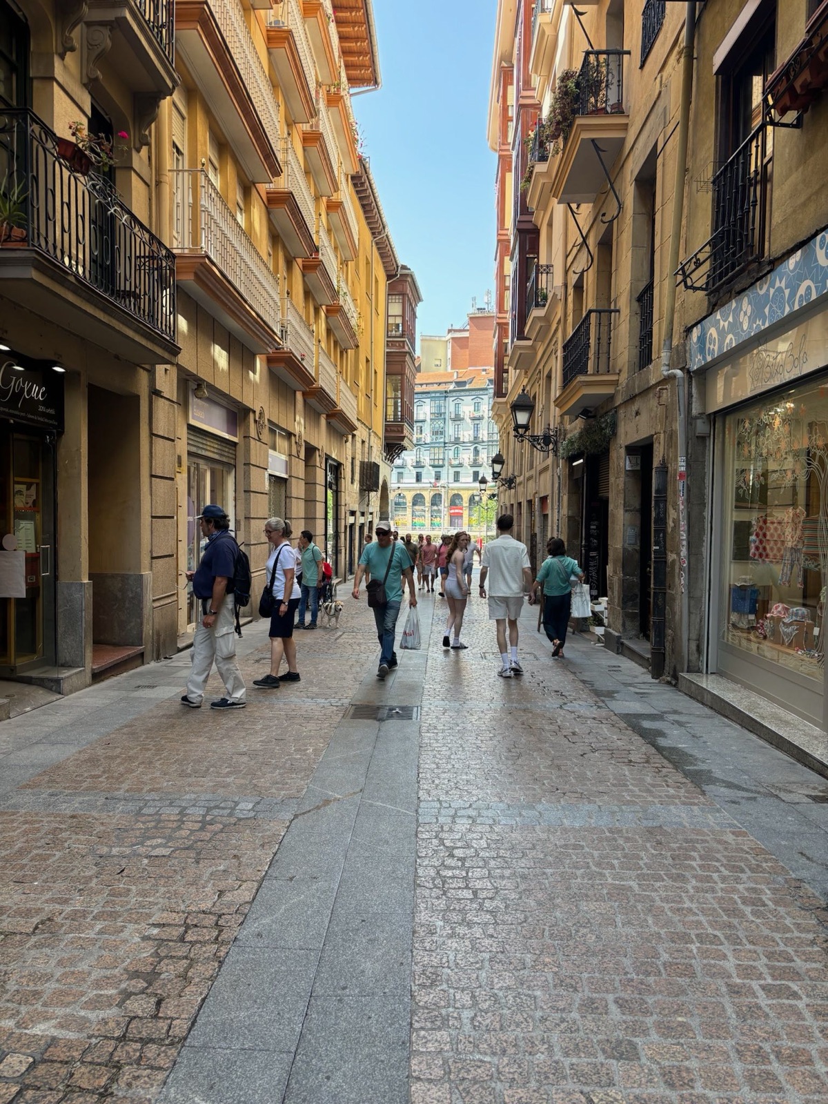 Een smalle straat in de oude binnenstad Casco Viejo