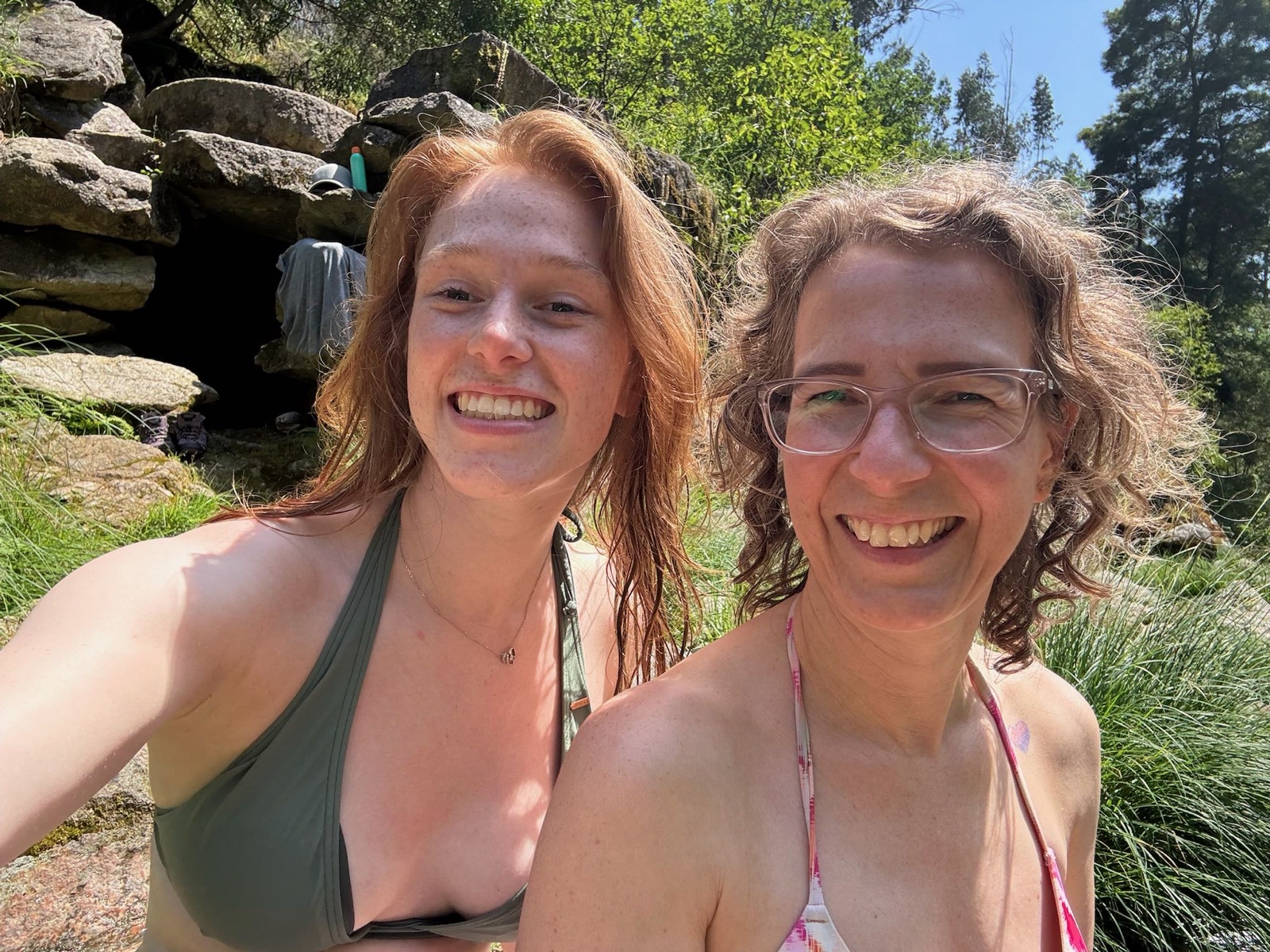 Sophie en Jessica, selfie bij de rotsen in Peneda-Gerês