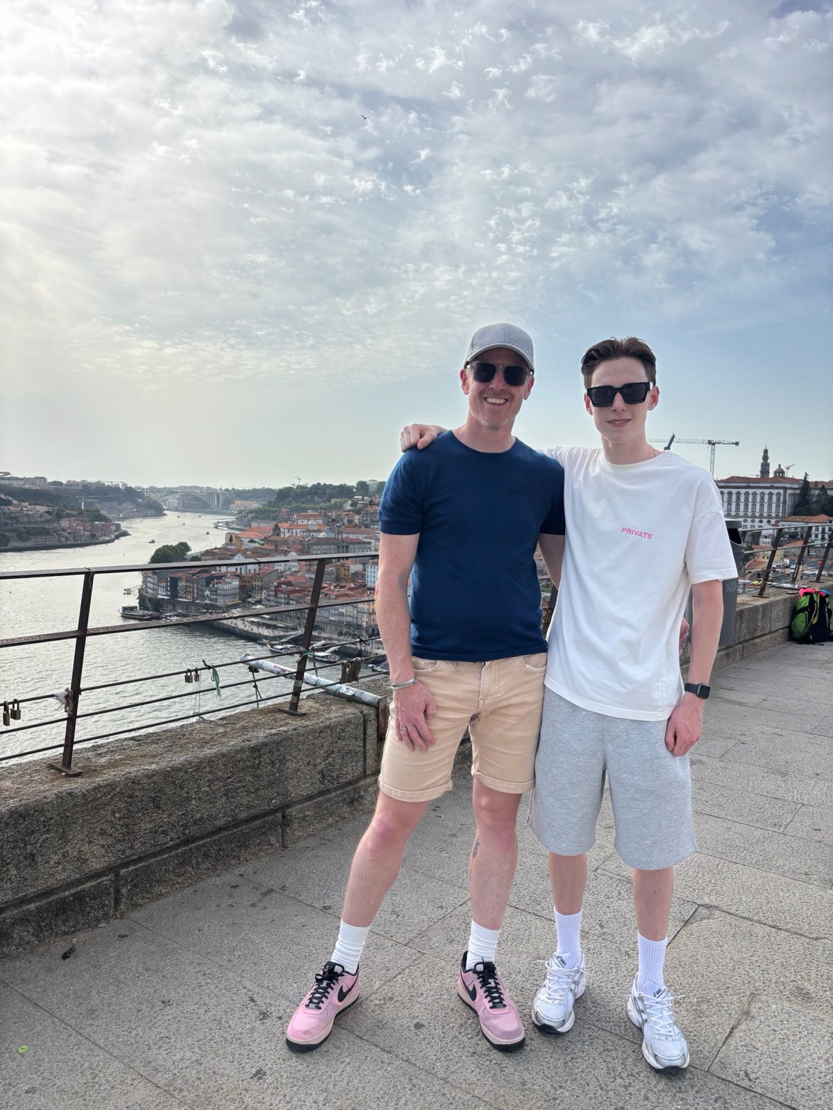 Arnoud en Olivier op de bovenste etage van de Dom Luís I-brug, Douro erachter