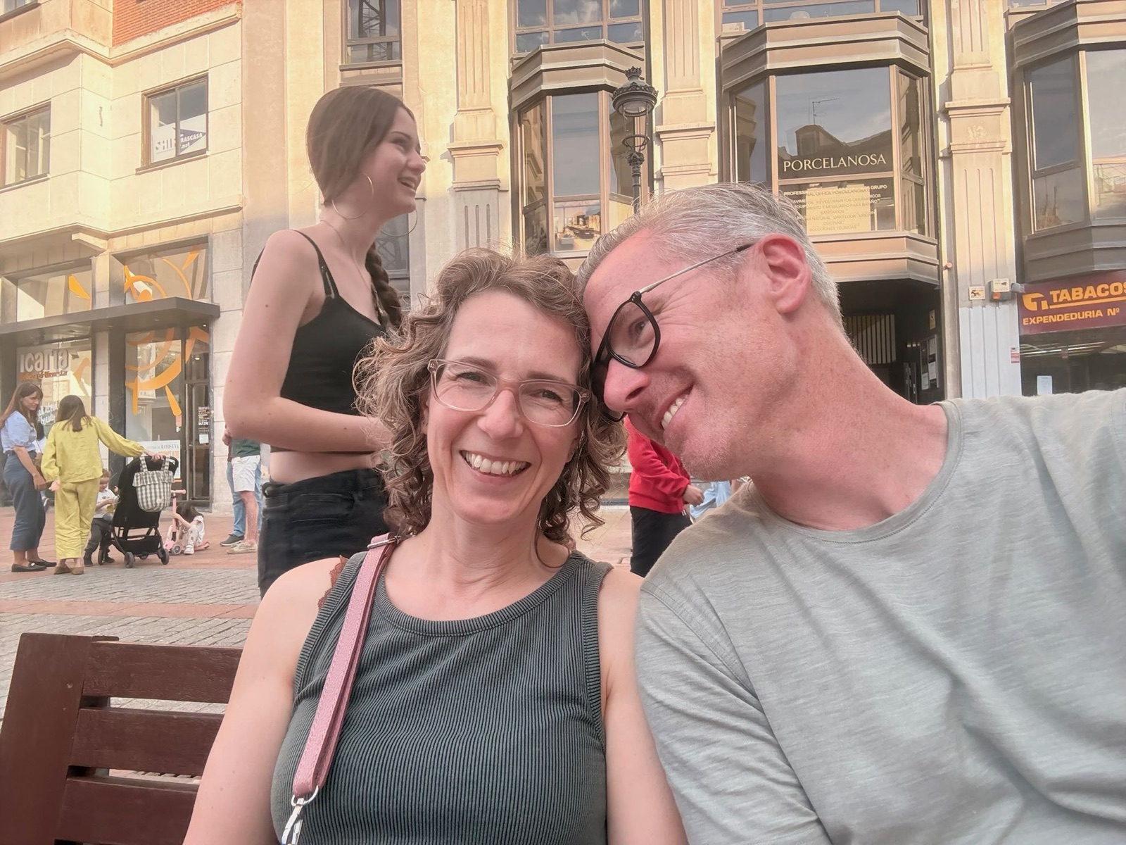 Selfie op een bankje in de winkelstraat van Burgos