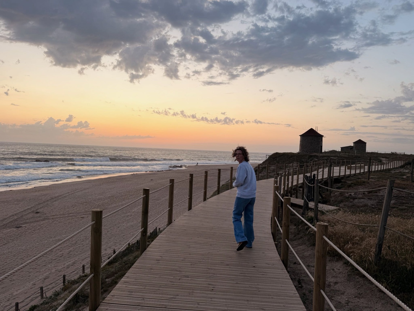 De houten boardwalk naar de zee-windmolens van Apúlia