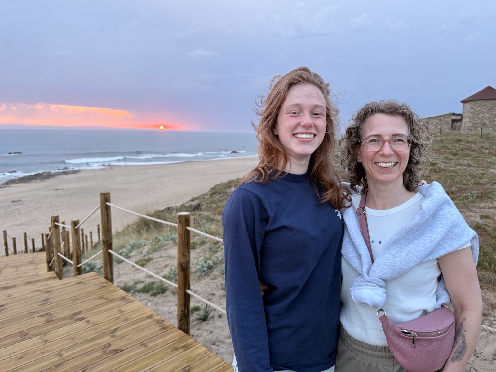 Samen op het strand bij zonsondergang