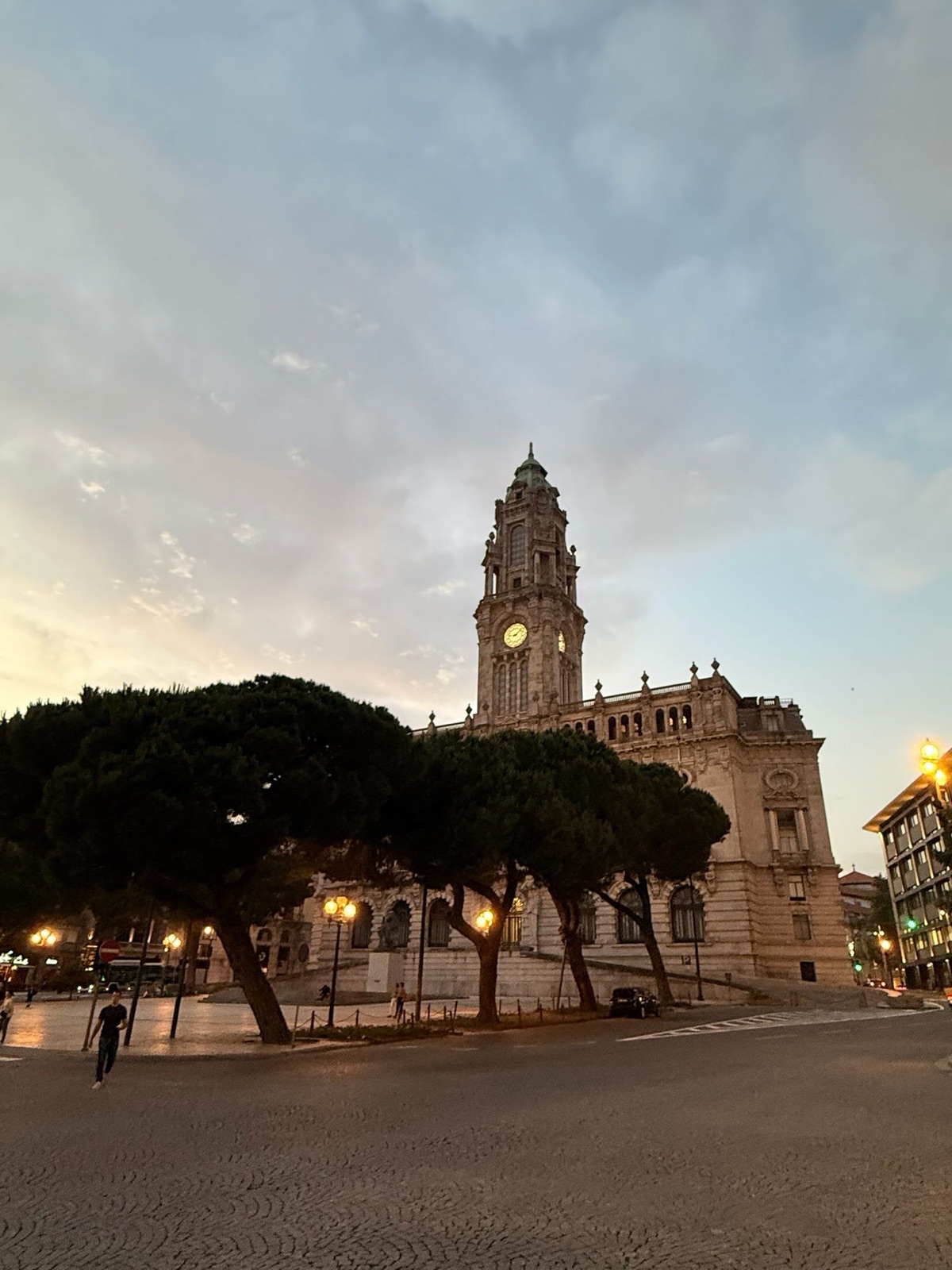 Câmara Municipal do Porto in avondlicht